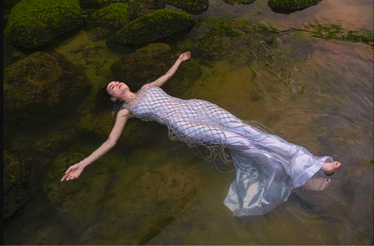 Hồ Ngọc Hà tung bộ ảnh thả dáng xuất thần trên bãi rêu xanh tại Ô Nam Đà Nẵng - Ảnh 5